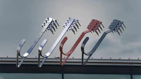 Vier verschiedene EASiTec Dachhaken aus Metall zur festen Montage auf Dächern als zuverlässige Absturzsicherung für Arbeiten in der Höhe.