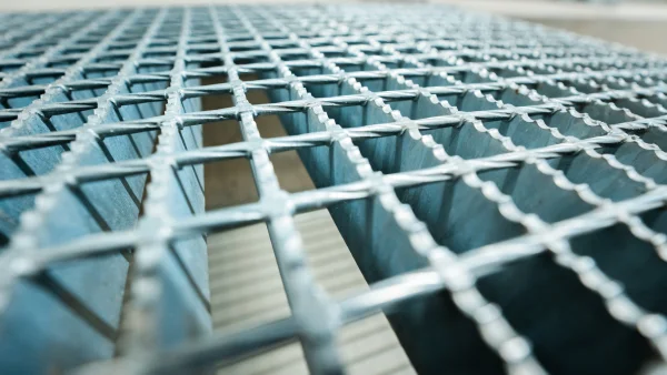 Prüfung von Gitterrosten und Treppen